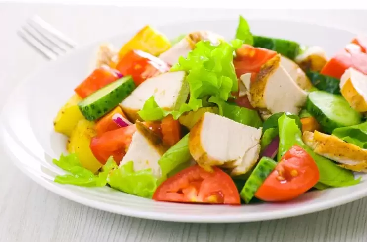 Vegetable and chicken salad for a no-carb diet