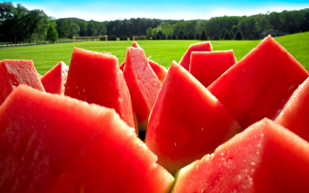 Juicy watermelon slices help to remove toxins from the body