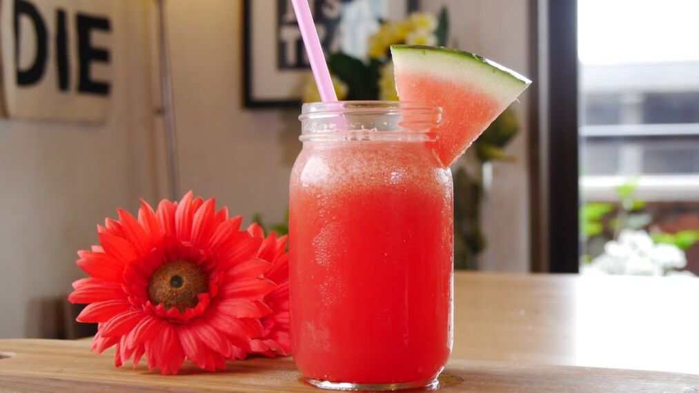 Watermelon lemonade will quench thirst during the effective weight loss of watermelon